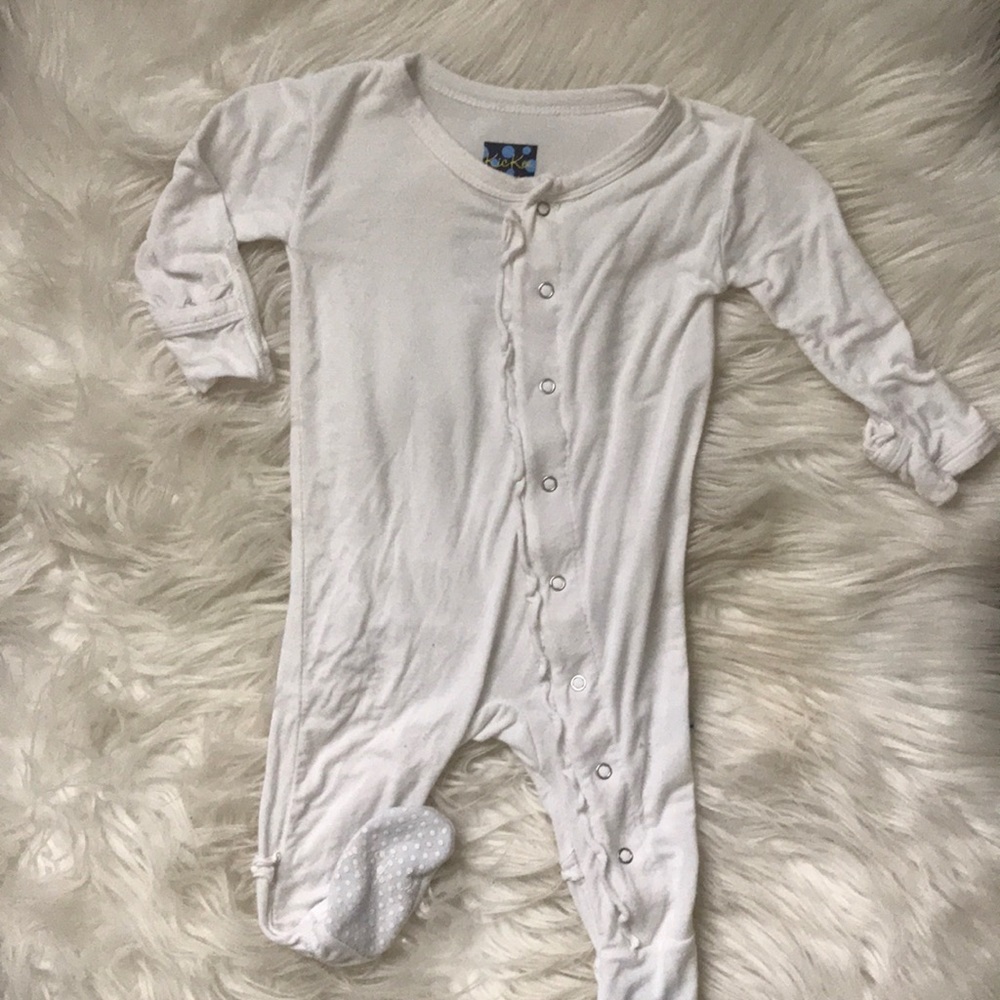 Kickee Pants Snap Ruffle Footie / Natural White
